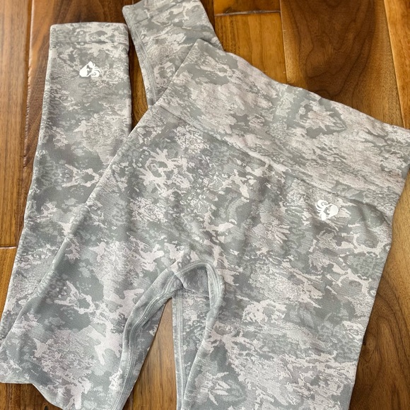 Women’s Best, CAMO SEAMLESS LEGGINGS Gray, Small, new no tag never wore. - Picture 4 of 4